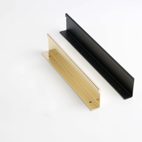 Möbelgriff Tres – aufliegender Aluminiumgriff, von vorn verschraubt, mit schlanker gerader Linie für moderne Fronten ohne Fräsung. Farben: Mattschwarz und gebürstetes Gold, Lochabstände 128, 160 und 192 mm – egriffe.at