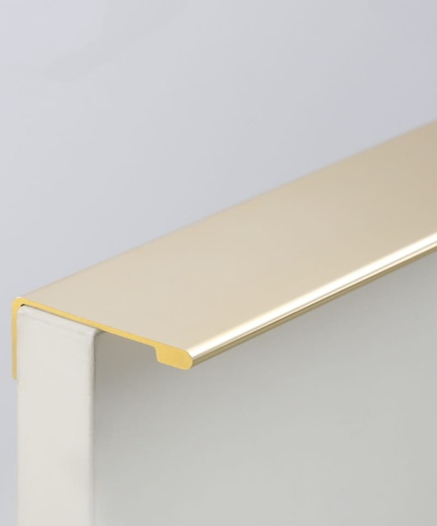 Möbelgriff Tres – aufliegender Aluminiumgriff, von vorn verschraubt, mit schlanker gerader Linie für moderne Fronten ohne Fräsung. Farben: Mattschwarz und gebürstetes Gold, Lochabstände 128, 160 und 192 mm – egriffe.at