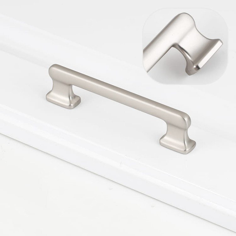 Möbelgriff Maceo – moderner und klassischer Aufsatzgriff für Schränke und Schubladen in gebürstetem Gold, gebürstetem Nickel, Perlgrau und Schwarz. Größen 96, 128, 160 und 192 mm – egriffe.de.