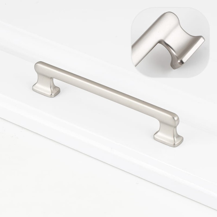 Möbelgriff Maceo – moderner und klassischer Aufsatzgriff für Schränke und Schubladen in gebürstetem Gold, gebürstetem Nickel, Perlgrau und Schwarz. Größen 96, 128, 160 und 192 mm – egriffe.de.