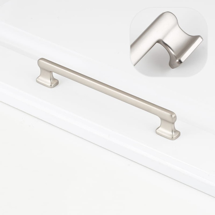 Möbelgriff Maceo – moderner und klassischer Aufsatzgriff für Schränke und Schubladen in gebürstetem Gold, gebürstetem Nickel, Perlgrau und Schwarz. Größen 96, 128, 160 und 192 mm – egriffe.at.