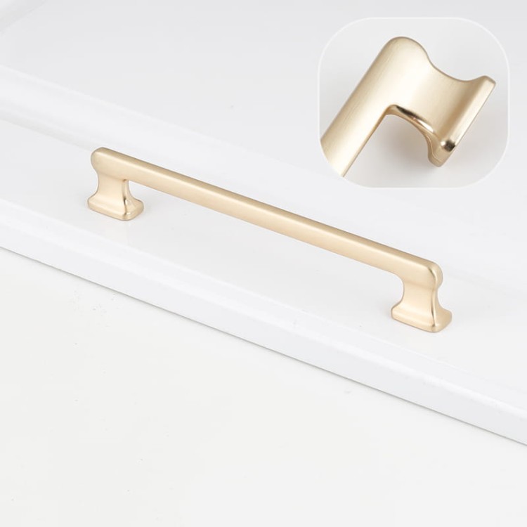 Möbelgriff Maceo – moderner und klassischer Aufsatzgriff für Schränke und Schubladen in gebürstetem Gold, gebürstetem Nickel, Perlgrau und Schwarz. Größen 96, 128, 160 und 192 mm – egriffe.de.