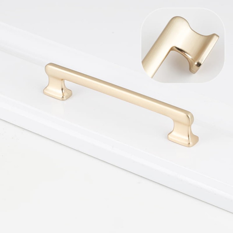 Möbelgriff Maceo – moderner und klassischer Aufsatzgriff für Schränke und Schubladen in gebürstetem Gold, gebürstetem Nickel, Perlgrau und Schwarz. Größen 96, 128, 160 und 192 mm – egriffe.de.