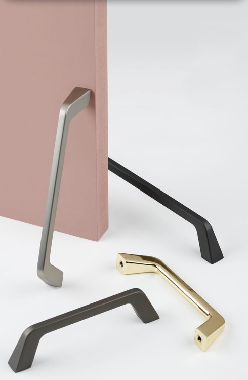 Möbelgriff Amarito – moderner Aufsatzgriff für Schränke und Schubladen in gebürstetem Gold, Schwarz, Perlgrau, gebürstetem Nickel, hellem Sandschwarz und Sandgold. Schlichter Küchengriff – egriffe.de.