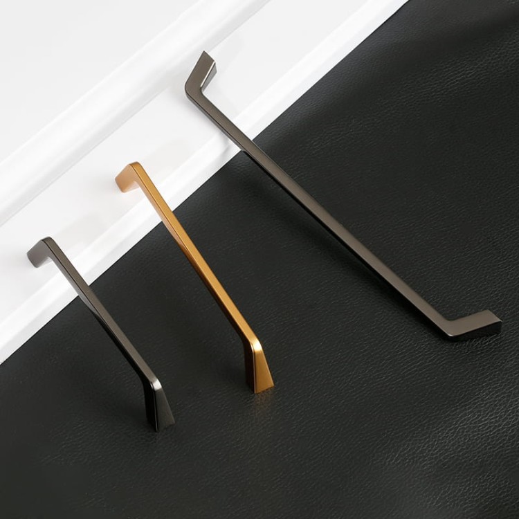 Möbelgriff Amarito – moderner Aufsatzgriff für Schränke und Schubladen in gebürstetem Gold, Schwarz, Perlgrau, gebürstetem Nickel, hellem Sandschwarz und Sandgold. Schlichter Küchengriff – egriffe.de.
