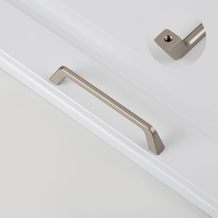 Möbelgriff Amarito – moderner Aufsatzgriff für Schränke und Schubladen in gebürstetem Gold, Schwarz, Perlgrau, gebürstetem Nickel, hellem Sandschwarz und Sandgold. Schlichter Küchengriff – egriffe.de.