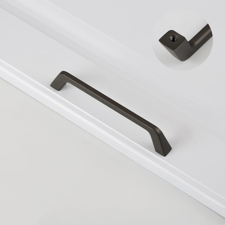 Möbelgriff Amarito – moderner Aufsatzgriff für Schränke und Schubladen in gebürstetem Gold, Schwarz, Perlgrau, gebürstetem Nickel, hellem Sandschwarz und Sandgold. Schlichter Küchengriff – egriffe.de.