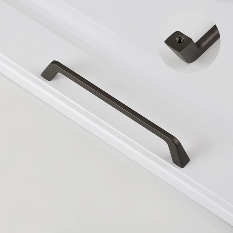 Möbelgriff Amarito – moderner Aufsatzgriff für Schränke und Schubladen in gebürstetem Gold, Schwarz, Perlgrau, gebürstetem Nickel, hellem Sandschwarz und Sandgold. Schlichter Küchengriff – egriffe.de.