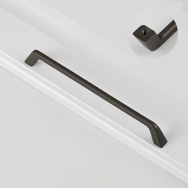 Möbelgriff Amarito – moderner Aufsatzgriff für Schränke und Schubladen in gebürstetem Gold, Schwarz, Perlgrau, gebürstetem Nickel, hellem Sandschwarz und Sandgold. Schlichter Küchengriff – egriffe.at.
