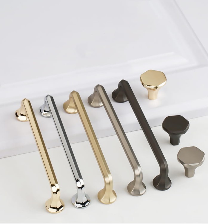 Möbelgriff Grillo – eleganter länglicher Griff und sechseckiger Knopf für Schränke und Schubladen in gebürstetem Gold, Schwarz, gebürstetem Nickel und Perlgrau – egriffe.de.