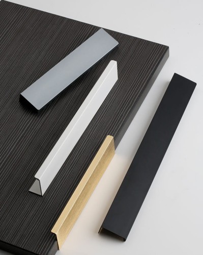 Möbelgriff Dimas – Kantengriff für Schränke und Schubladen in Schwarz, Weiß, Grau, Silber und gebürstetem Gold. Moderner Griff für Möbelfronten, erhältlich im Shop egriffe.at.