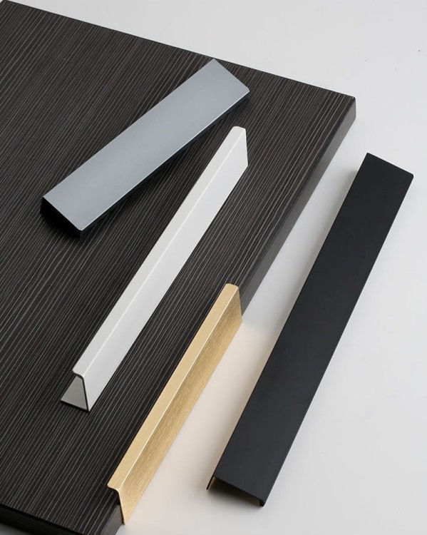 Möbelgriff Dimas – Kantengriff für Schränke und Schubladen in Schwarz, Weiß, Grau, Silber und gebürstetem Gold. Moderner Griff für Möbelfronten, erhältlich im Shop egriffe.de.