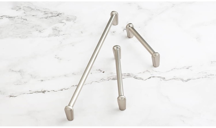 Möbelgriff Arriba – länglicher Aufsatzgriff für Schränke und Schubladen in Schwarz, gebürstetem Gold, gebürstetem Nickel und Perlgrau. Moderner Griff für Küchenmöbel, erhältlich im Shop egriffe.de.