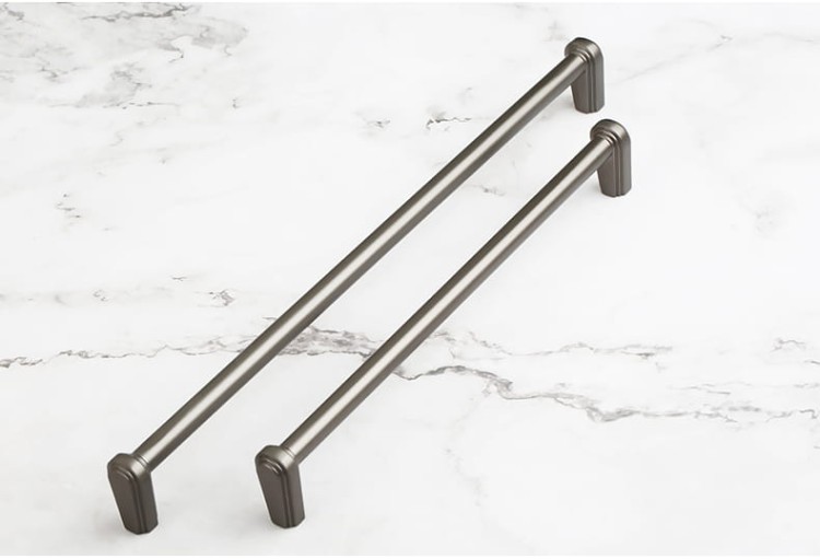 Möbelgriff Arriba – länglicher Aufsatzgriff für Schränke und Schubladen in Schwarz, gebürstetem Gold, gebürstetem Nickel und Perlgrau. Moderner Griff für Küchenmöbel, erhältlich im Shop egriffe.de.
