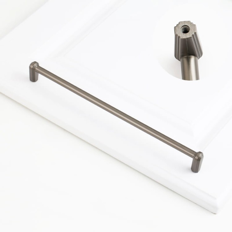Möbelgriff Arriba – länglicher Aufsatzgriff für Schränke und Schubladen in Schwarz, gebürstetem Gold, gebürstetem Nickel und Perlgrau. Moderner Griff für Küchenmöbel, erhältlich im Shop egriffe.de.