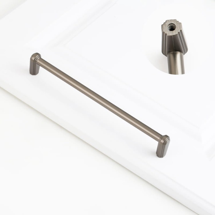 Möbelgriff Arriba – länglicher Aufsatzgriff für Schränke und Schubladen in Schwarz, gebürstetem Gold, gebürstetem Nickel und Perlgrau. Moderner Griff für Küchenmöbel, erhältlich im Shop egriffe.de.