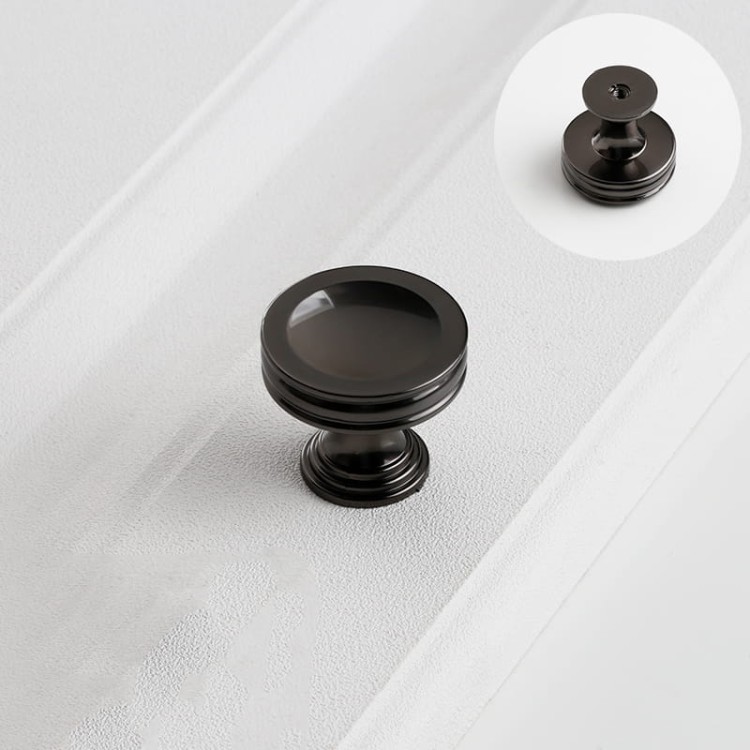Möbelgriff Arriba – länglicher Aufsatzgriff für Schränke und Schubladen in Schwarz, gebürstetem Gold, gebürstetem Nickel und Perlgrau. Moderner Griff für Küchenmöbel, erhältlich im Shop egriffe.de.