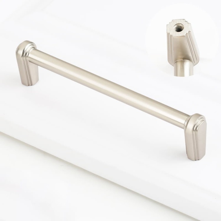Möbelgriff Arriba – länglicher Aufsatzgriff für Schränke und Schubladen in Schwarz, gebürstetem Gold, gebürstetem Nickel und Perlgrau. Moderner Griff für Küchenmöbel, erhältlich im Shop egriffe.de.