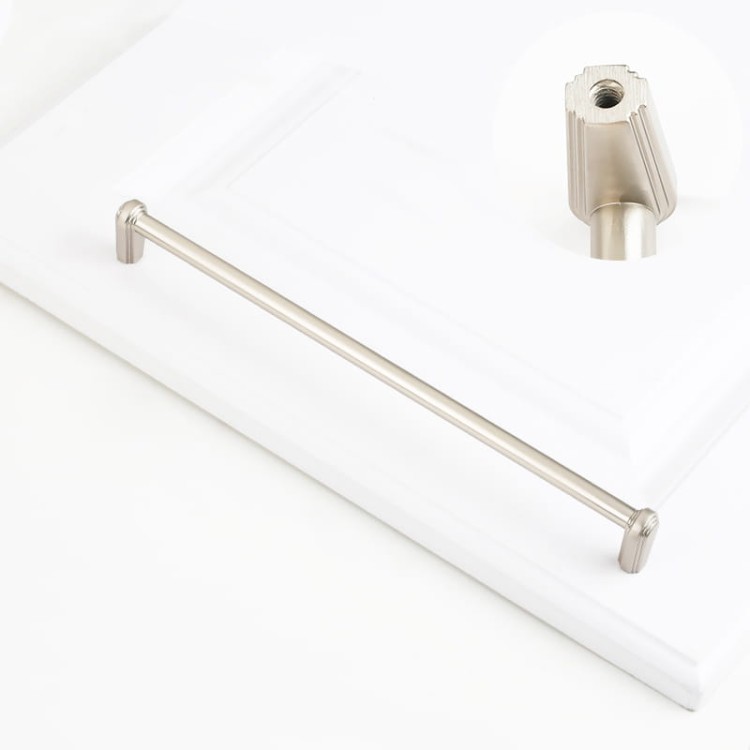 Möbelgriff Arriba – länglicher Aufsatzgriff für Schränke und Schubladen in Schwarz, gebürstetem Gold, gebürstetem Nickel und Perlgrau. Moderner Griff für Küchenmöbel, erhältlich im Shop egriffe.de.