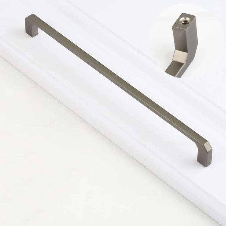 Länglicher Möbelgriff Clara in Perlgrau mit einem Lochabstand von 160 mm.