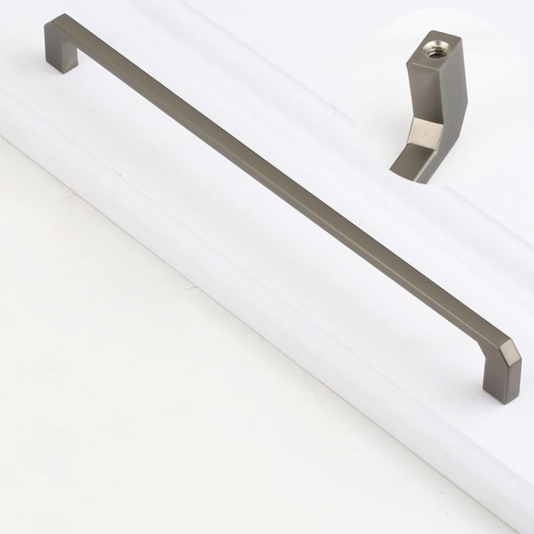 Eleganter Möbelgriff Clara in Perlgrau mit einem Lochabstand von 192 mm.