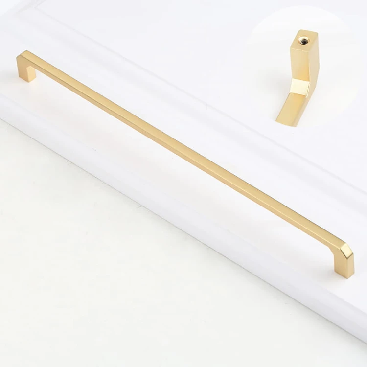 Langer Möbelgriff Clara in gebürstetem Gold, ideal für große Schränke und geräumige Schubladen.