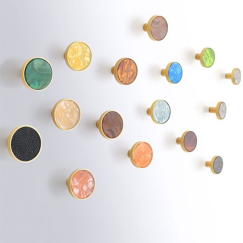 Möbelknopf Santa – farbige runde Knöpfe mit goldenem Rand für Schränke und Kommoden, dekorative Möbelgriffe, erhältlich im Shop egriffe.de.
