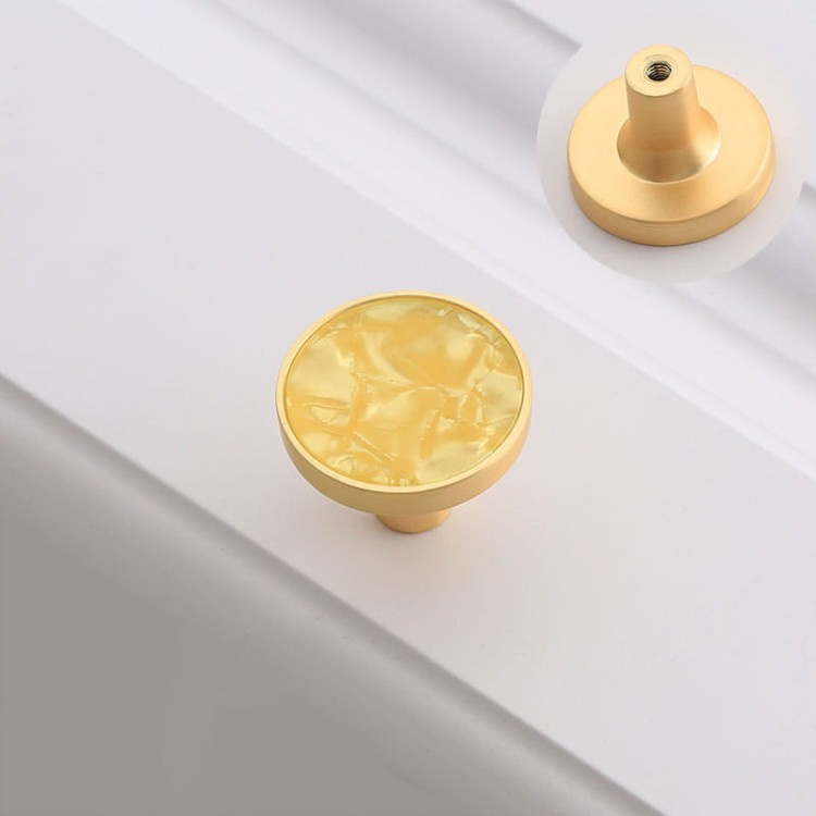 Möbelknopf Santa – farbige runde Knöpfe mit goldenem Rand für Schränke und Kommoden, dekorative Möbelgriffe, erhältlich im Shop egriffe.de.