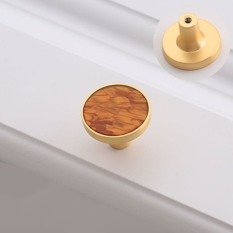 Möbelknopf Santa – farbige runde Knöpfe mit goldenem Rand für Schränke und Kommoden, dekorative Möbelgriffe, erhältlich im Shop egriffe.de.