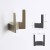 Wandhaken Martin – moderner doppelter Wandhaken für Bad und Flur, Aluminiumhaken in Schwarz, Mattbraun, gebürstetem Nickel, Perlgrau, gebürstetem Gold und ORB, erhältlich im Shop egriffe.de.