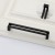 Möbelgriff Pino – schwarzer länglicher Aufsatzgriff, Größe 128 mm, für Schränke und Schubladen. Moderner Griff für Küchenmöbel, erhältlich im Shop egriffe.at
