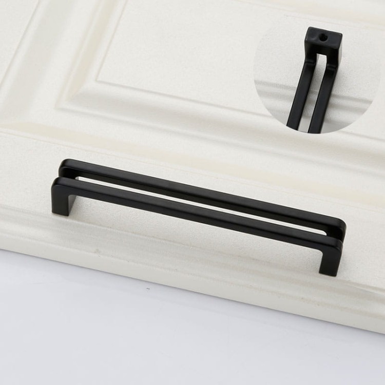 Möbelgriff Pino – schwarzer länglicher Aufsatzgriff, Größe 128 mm, für Schränke und Schubladen. Moderner Griff für Küchenmöbel, erhältlich im Shop egriffe.de.