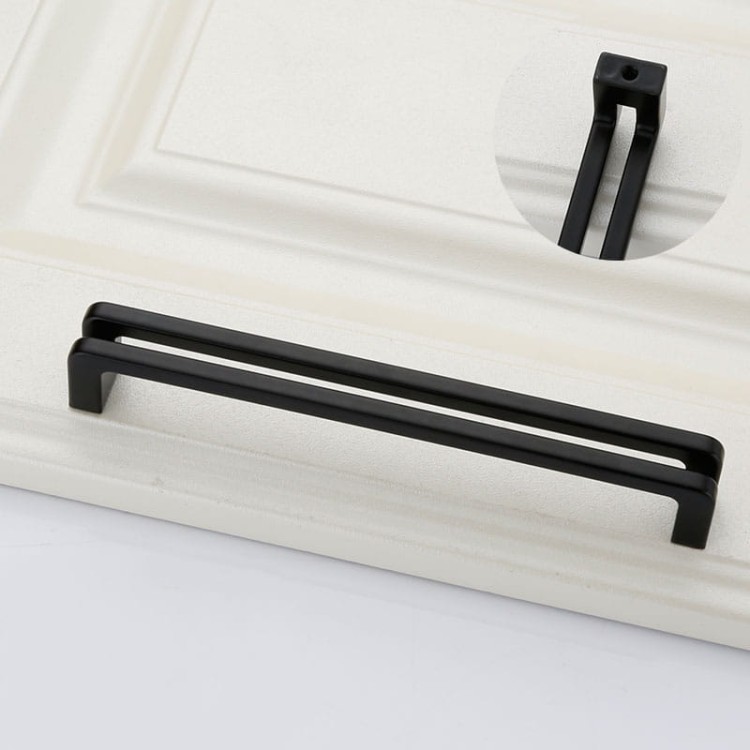 Möbelgriff Pino – schwarzer länglicher Aufsatzgriff, Größe 160 mm, für Schränke und Schubladen. Moderner Griff für Küchenmöbel, erhältlich im Shop egriffe.de.