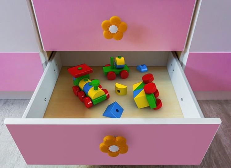 Kinder-Möbelgriff Flor – farbige blumenförmige Griffe in Rot, Gelb und Rosa für Schränke und Schubladen im Kinderzimmer, erhältlich im Shop egriffe.de.