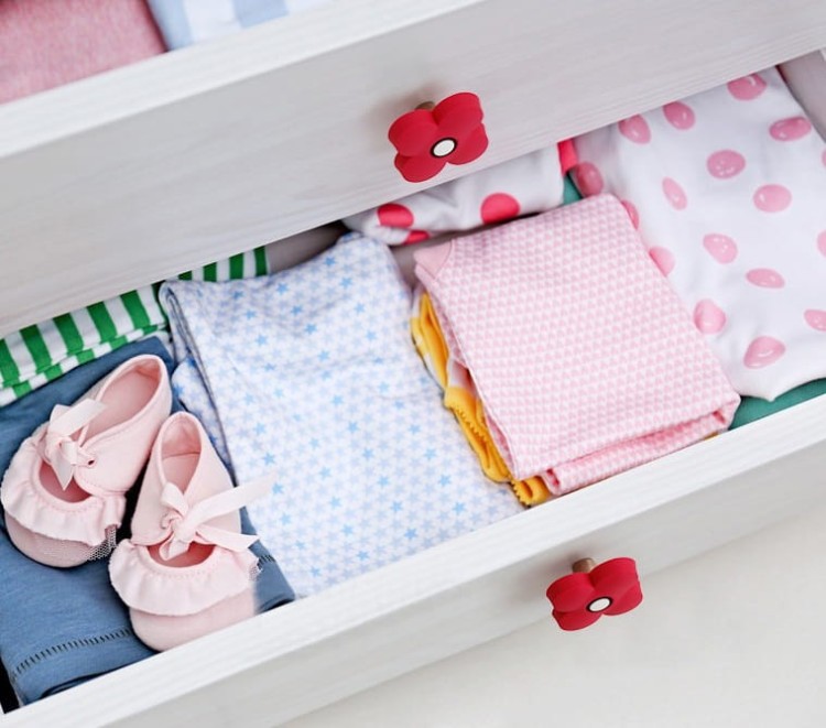 Kinder-Möbelgriff Flor – farbige blumenförmige Griffe in Rot, Gelb und Rosa für Schränke und Schubladen im Kinderzimmer, erhältlich im Shop egriffe.de.