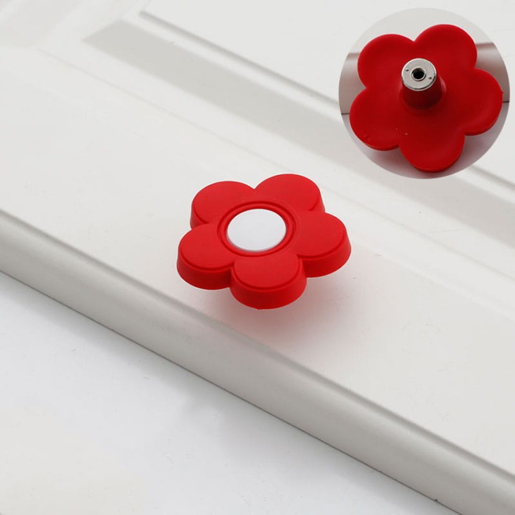 Kinder-Möbelgriff Flor – roter blumenförmiger Griff für Schränke und Schubladen im Kinderzimmer, erhältlich im Shop egriffe.de.