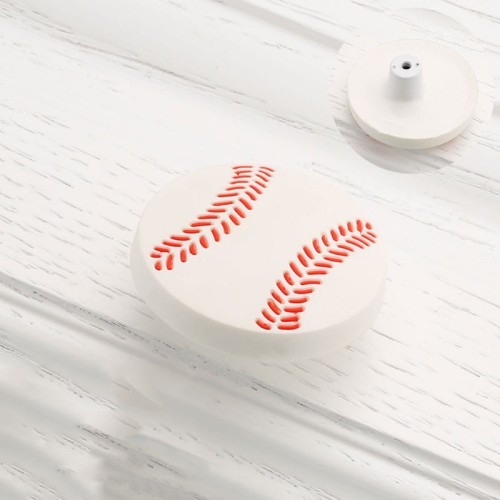 Weißer Möbelknopf Baseball mit rotem Nahtmuster in Baseballform für das Kinderzimmer.