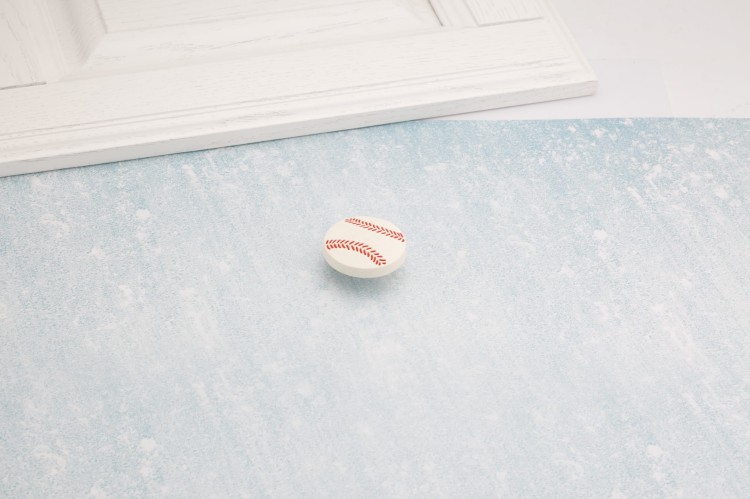 Möbelknopf Baseball für Kindermöbel in Baseballform, präsentiert vor einem hellen Hintergrund.