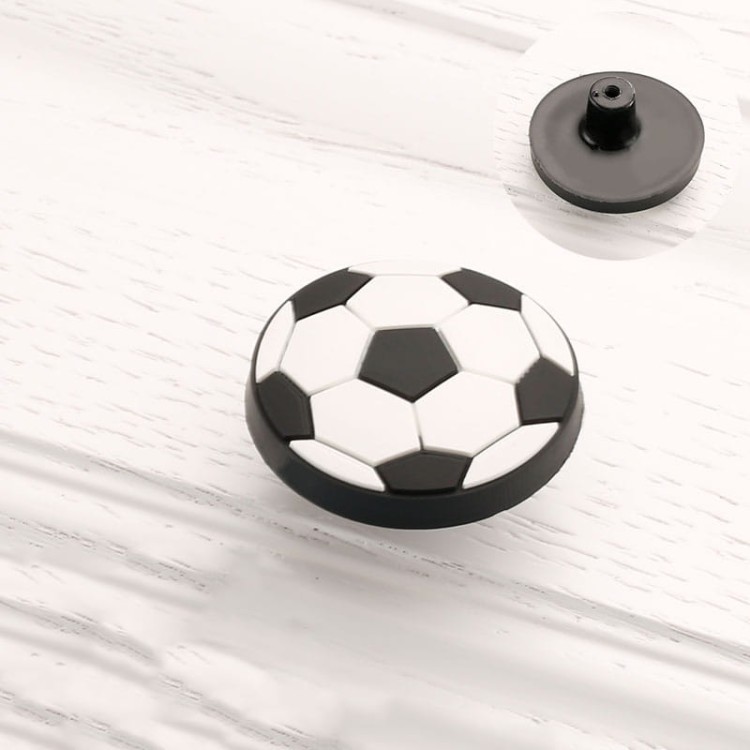 Kinder-Möbelgriff Football – Möbelknopf in Form eines Fußballs für Schränke und Kommoden im Kinderzimmer, erhältlich im Shop egriffe.de.
