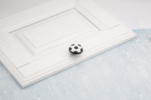 Kinder-Möbelgriff Football – Möbelknopf in Form eines Fußballs für Schränke und Kommoden im Kinderzimmer, erhältlich im Shop egriffe.de.