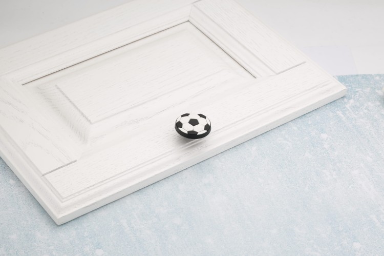 Kinder-Möbelgriff Football – Möbelknopf in Form eines Fußballs für Schränke und Kommoden im Kinderzimmer, erhältlich im Shop egriffe.de.