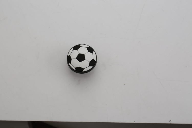 Kinder-Möbelgriff Football – Möbelknopf in Form eines Fußballs für Schränke und Kommoden im Kinderzimmer, erhältlich im Shop egriffe.de.