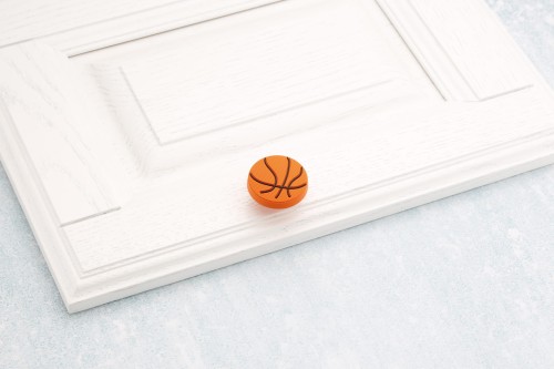Kinder-Möbelgriff Basketball – orangefarbener Möbelknopf in Form eines Basketballs für Schränke und Kommoden im Kinderzimmer, erhältlich im Shop egriffe.de.