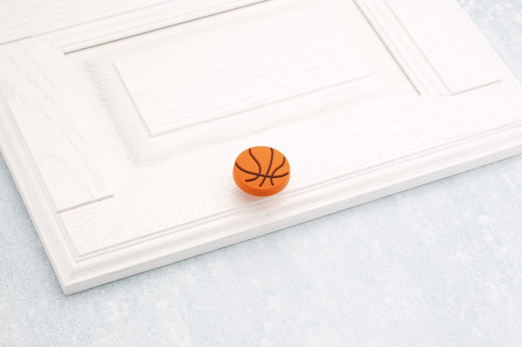 Kinder-Möbelgriff Basketball – orangefarbener Möbelknopf in Form eines Basketballs für Schränke und Kommoden im Kinderzimmer, erhältlich im Shop egriffe.at