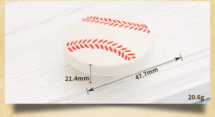 Nahaufnahme der charakteristischen roten Nähte des weißen Möbelknopfes Baseball.