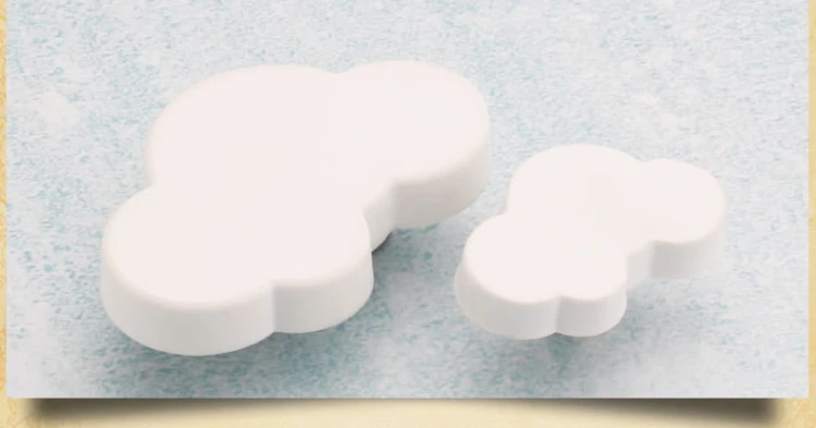 Weiße Möbelgriffe Nube in Form niedlicher Wolken für das Kinderzimmer.
