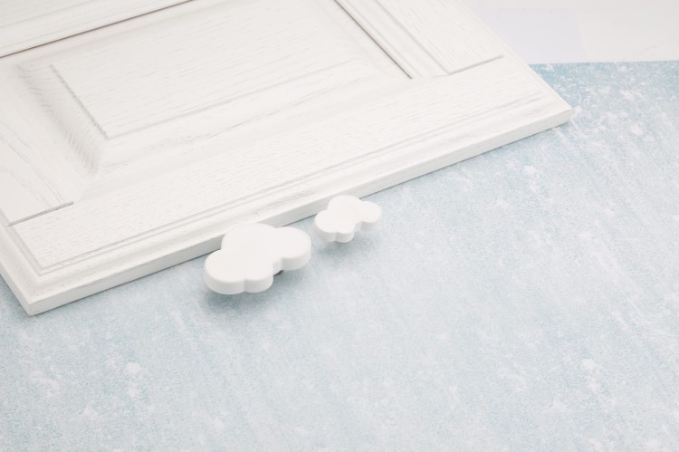 Kinder-Möbelgriff Nube – weißer wolkenförmiger Griff für Schränke und Kommoden im Kinderzimmer, erhältlich im Shop egriffe.at