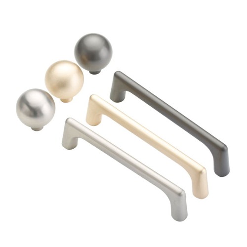 Möbelgriff Loma – schlichter Griff und runder Knopf in gebürstetem Nickel, Perlgrau und gebürstetem Gold für Schränke und Schubladen, erhältlich im Shop egriffe.de.