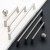 Möbelgriff Loma – schlichter Griff und runder Knopf in gebürstetem Nickel, Perlgrau und gebürstetem Gold für Schränke und Schubladen, erhältlich im Shop egriffe.at