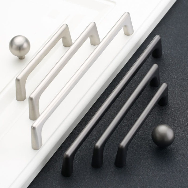Möbelgriff Loma – schlichter Griff und runder Knopf in gebürstetem Nickel, Perlgrau und gebürstetem Gold für Schränke und Schubladen, erhältlich im Shop egriffe.de.